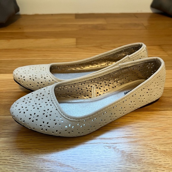 Charlotte Russe Shoes - NWOT Charlotte Russe Cream Perforated Flats